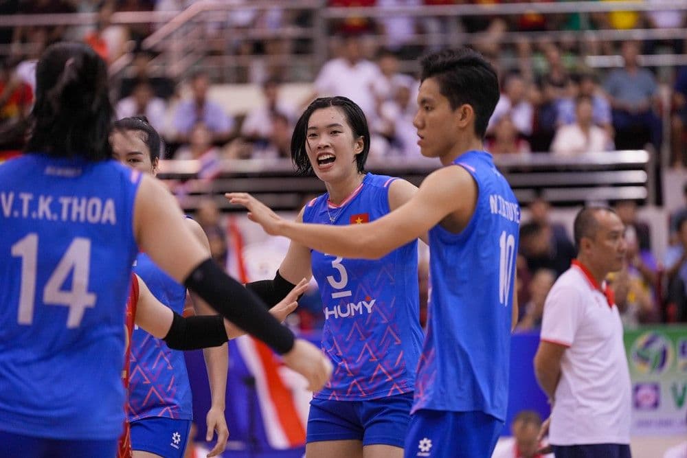 Đội tuyển bóng chuyền nữ Việt Nam ăn mừng trên sân, thể hiện tinh thần đồng đội và thành công của kỷ nguyên mới.