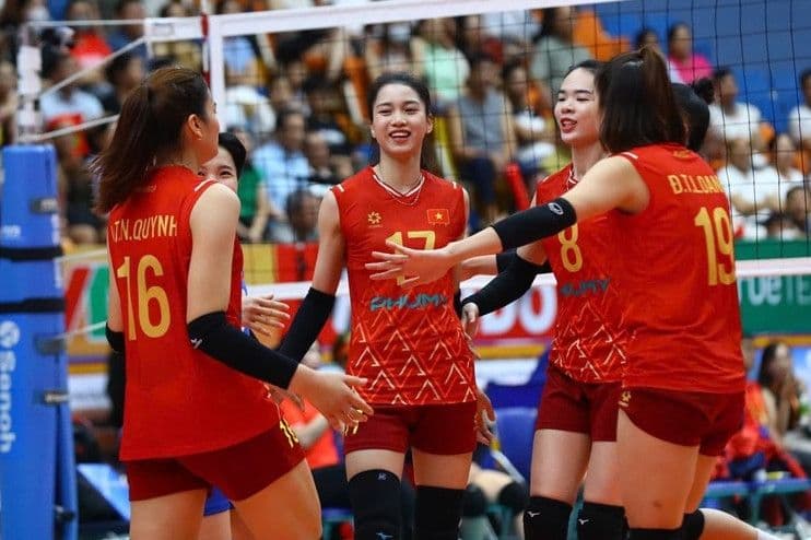 Đội tuyển bóng chuyền nữ Việt Nam ăn mừng trên sân đấu tại VTV Cup 2025