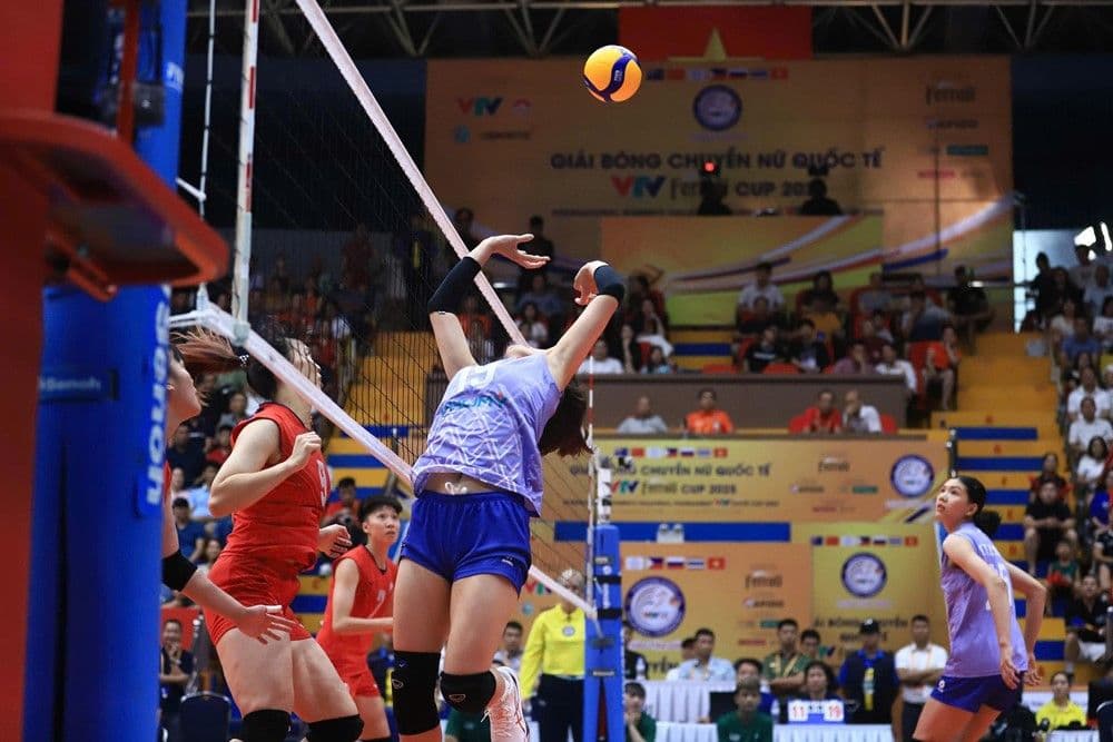 Đội tuyển bóng chuyền nữ Việt Nam thi đấu tại VTV Cup 2025 với biểu ngữ giải đấu rõ nét.