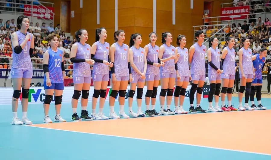 Đội tuyển bóng chuyền nữ Việt Nam xếp hàng trên sân, đại diện cho bóng chuyền nước nhà.