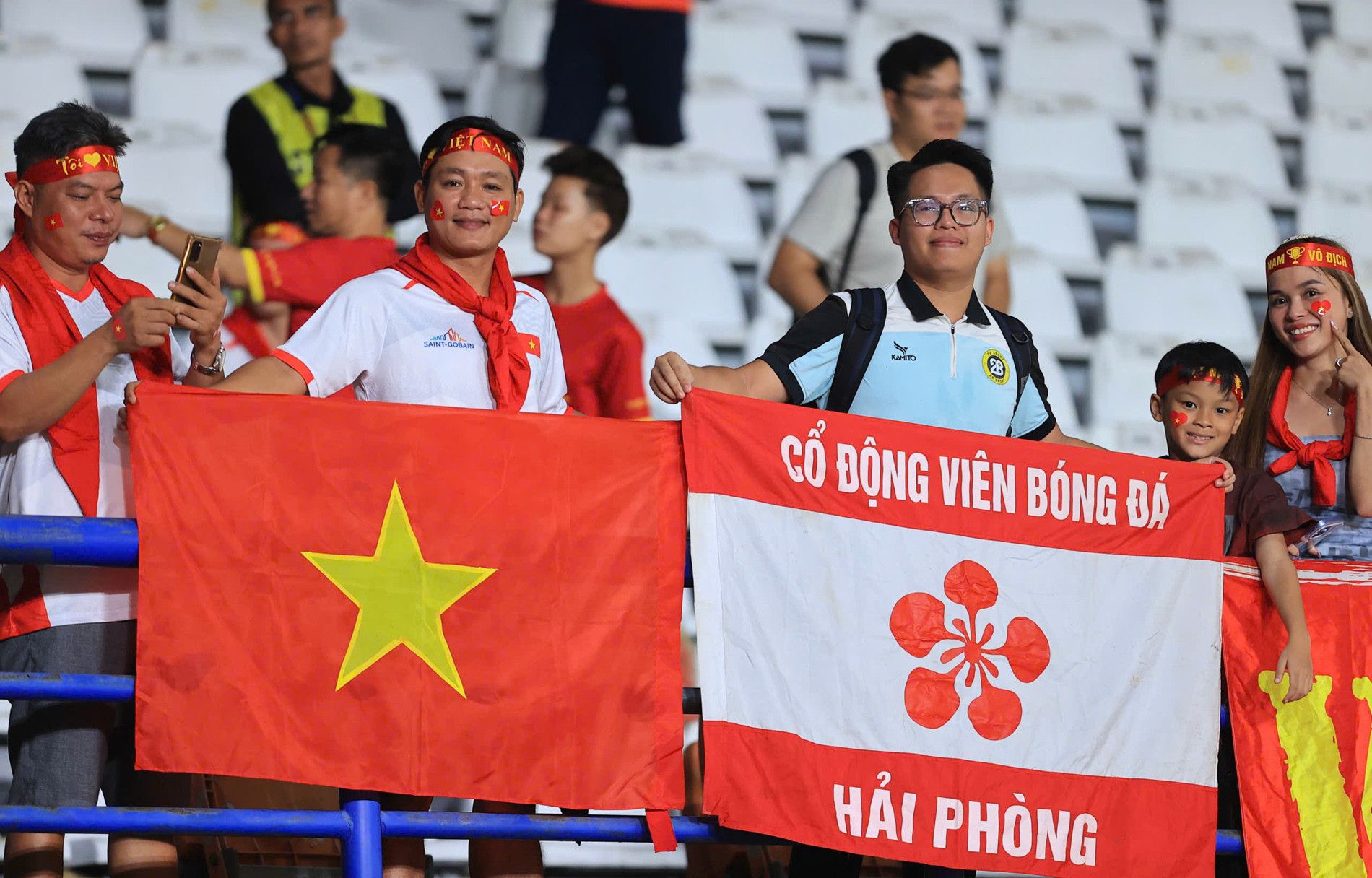 Đội tuyển bóng đá Việt Nam chụp ảnh tập thể, thể hiện khát vọng vươn tầm và định nghĩa lại thành công