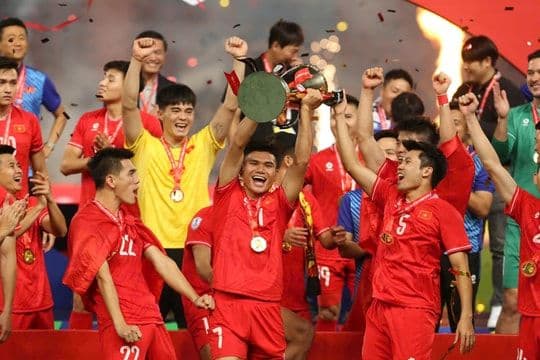 Đội tuyển bóng đá Việt Nam ăn mừng chức vô địch, biểu tượng cho sự thăng hoa và khát vọng vươn tầm của bóng đá Việt.