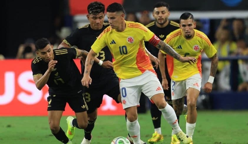 Đội tuyển Colombia trong trận đấu giao hữu, với James Rodríguez dẫn dắt hàng công.