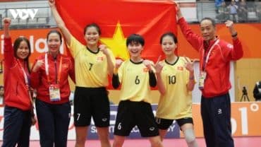 Đội tuyển cầu mây nữ Việt Nam ăn mừng chiến thắng với quốc kỳ tại ASIAD 2026.
