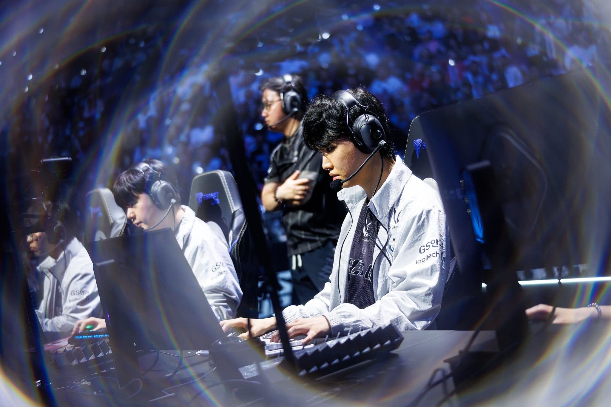 Đội tuyển esports thi đấu chuyên nghiệp tại CKTG 2025 với ánh sáng rực rỡ, thể hiện sự cạnh tranh khốc liệt.