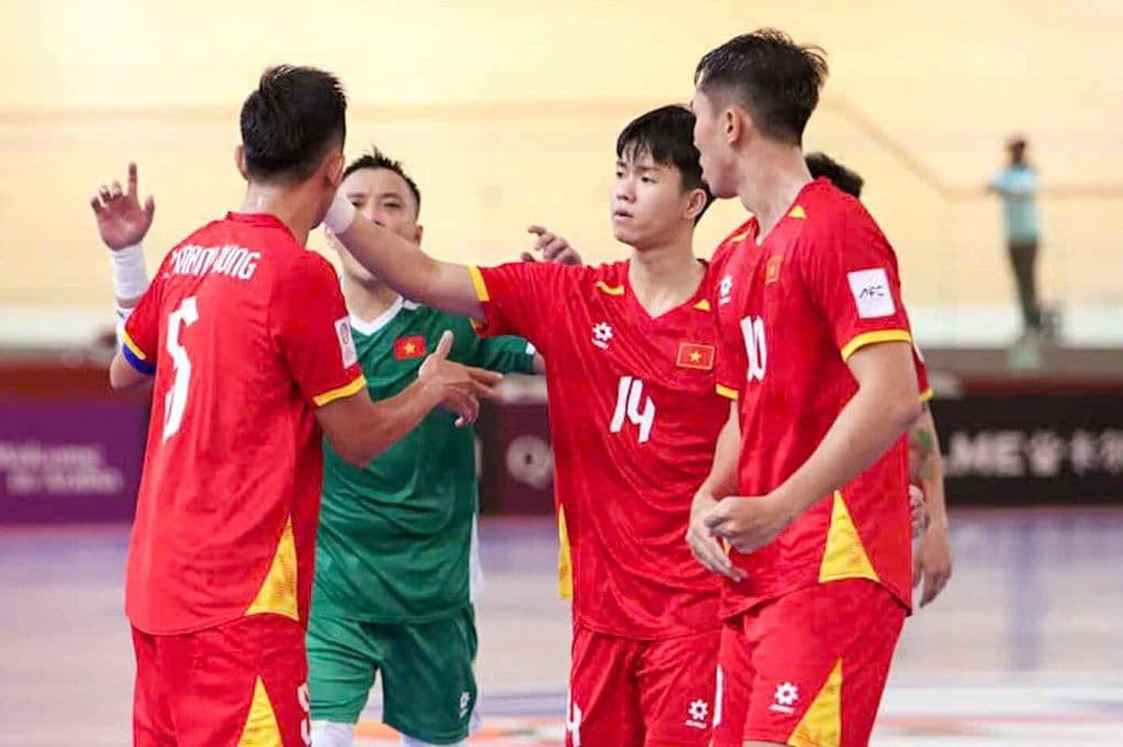 Đội tuyển futsal Việt Nam ăn mừng chiến thắng kịch tính trước Kuwait tại giải châu Á