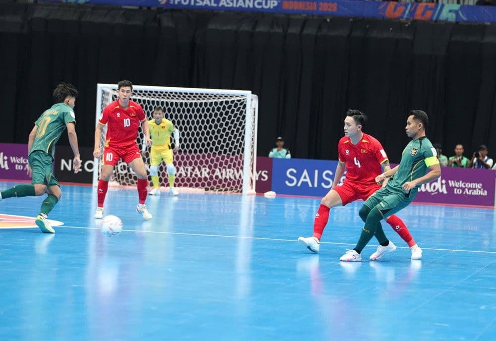 Đội tuyển futsal Việt Nam phòng ngự trước sức ép từ cầu thủ Indonesia trong trận tứ kết.