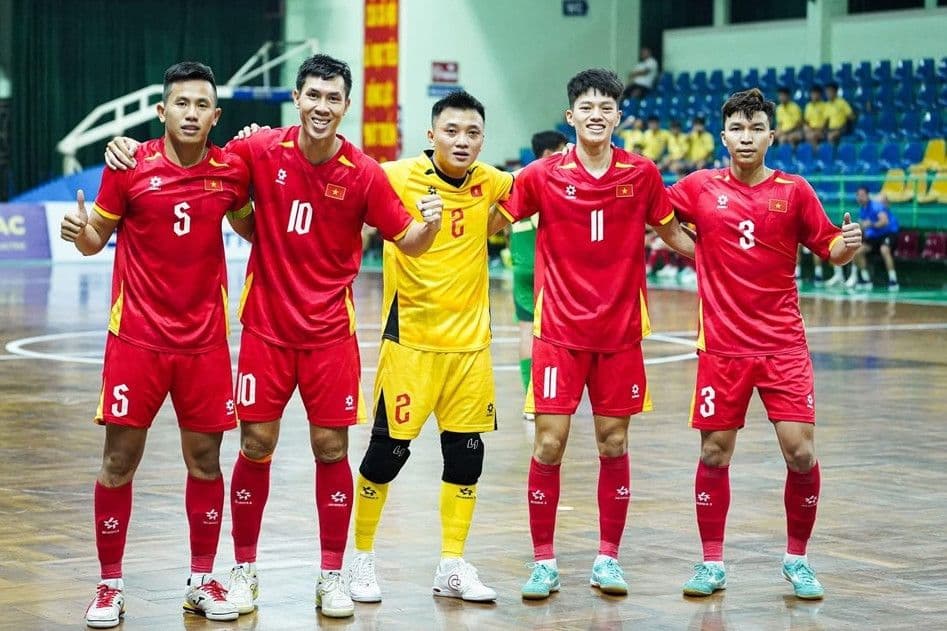 Đội tuyển futsal Việt Nam tự tin tạo dáng trước trận đấu quan trọng tại VCK Futsal châu Á.