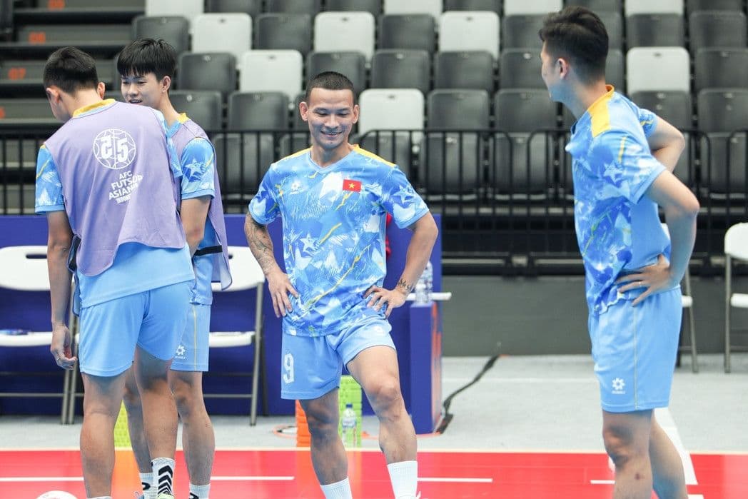 Đội tuyển Futsal Việt Nam tập luyện, thể hiện sự tự tin và kỷ luật để đối phó với đối thủ mạnh.