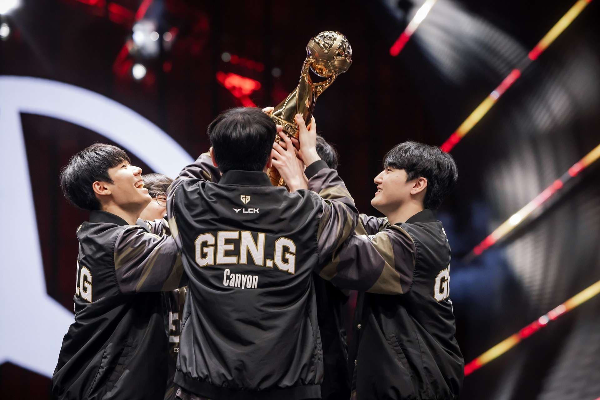 Đội tuyển Gen.G Esports nâng cao cúp vô địch MSI, biểu tượng của chiến thắng tại giải đấu quốc tế Liên Minh Huyền Thoại.