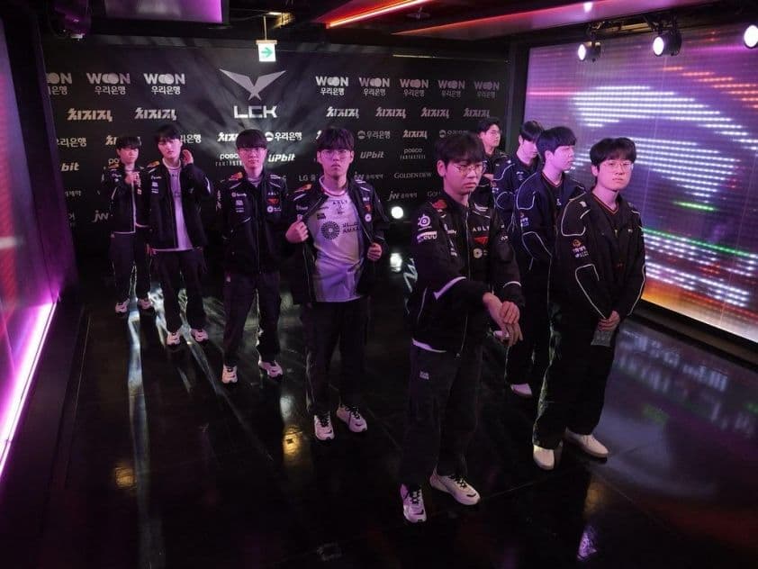 Đội tuyển HLE bước ra sân khấu LCK, tạo nên sự hồi hộp và cảm xúc cho người hâm mộ.