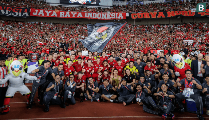 Đội tuyển Indonesia ăn mừng chiến thắng cùng người hâm mộ, thể hiện khát vọng vươn tầm bóng đá châu Á.