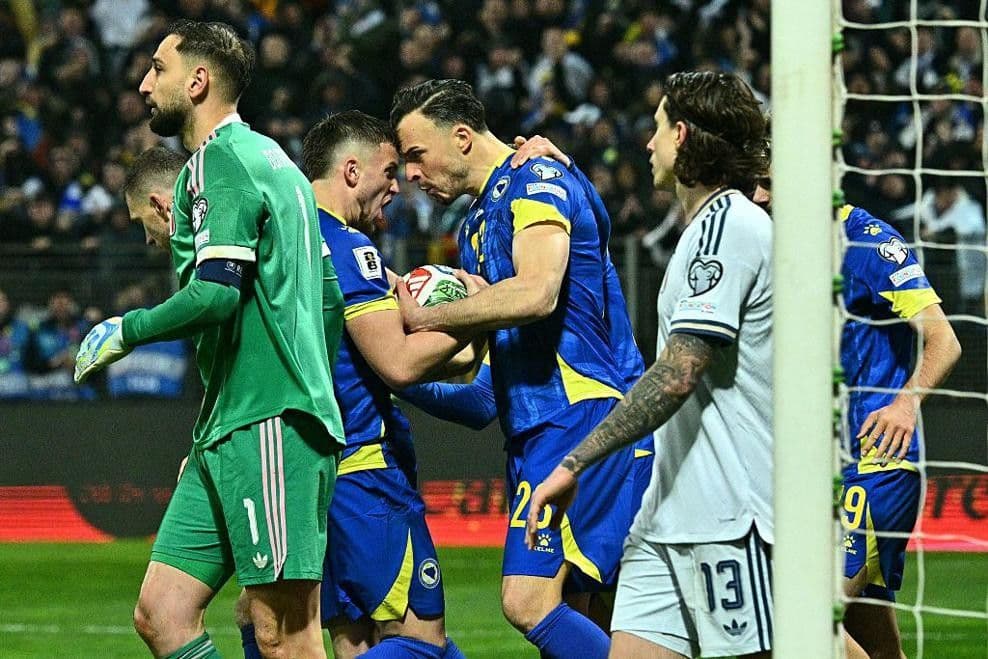 Đội tuyển Italia thất bại trước Bosnia, lỡ hẹn World Cup 2026, minh họa cho "lời nguyền" của các cường quốc bóng đá.