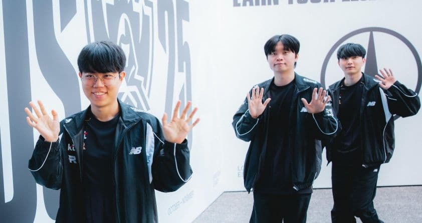 Đội tuyển KT Rolster ăn mừng chiến thắng lịch sử trước Gen.G tại Bán kết CKTG 2025