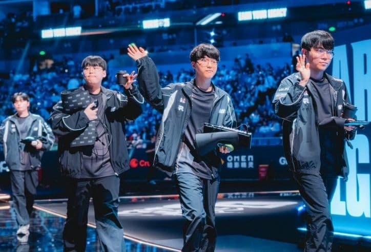 Đội tuyển KT Rolster tiến vào sân khấu CKTG với tinh thần quyết tâm.