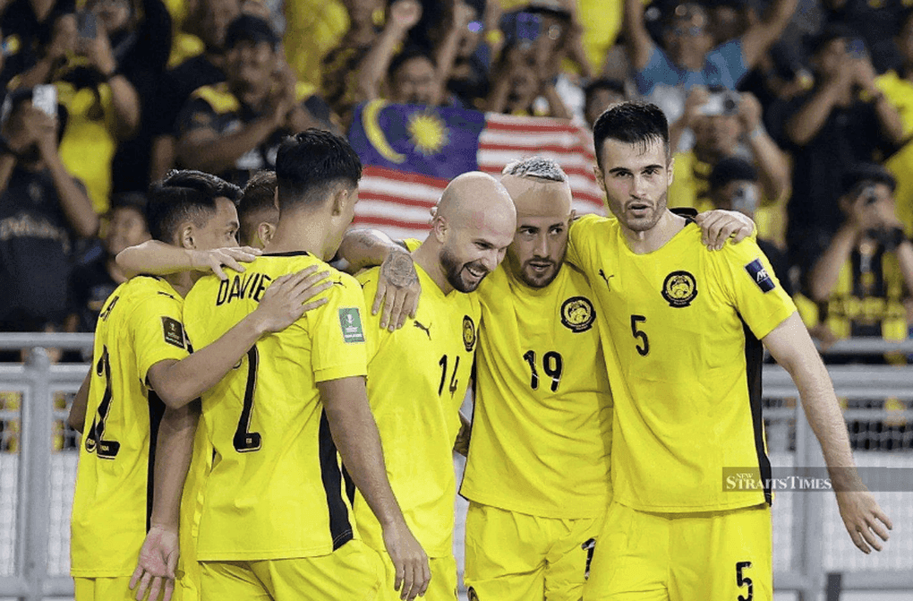 Đội tuyển Malaysia ăn mừng chiến thắng, hình ảnh liên quan vụ án hồ sơ FIFA giả mạo.