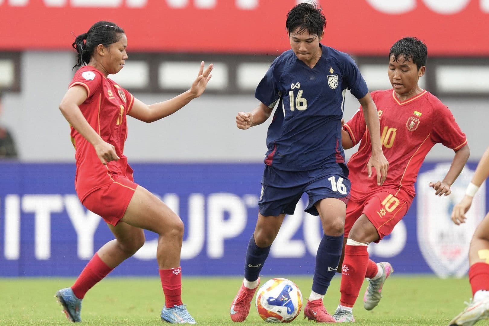 Đội tuyển nữ Myanmar đối đầu Thái Lan tại Giải vô địch bóng đá nữ Đông Nam Á 2025.