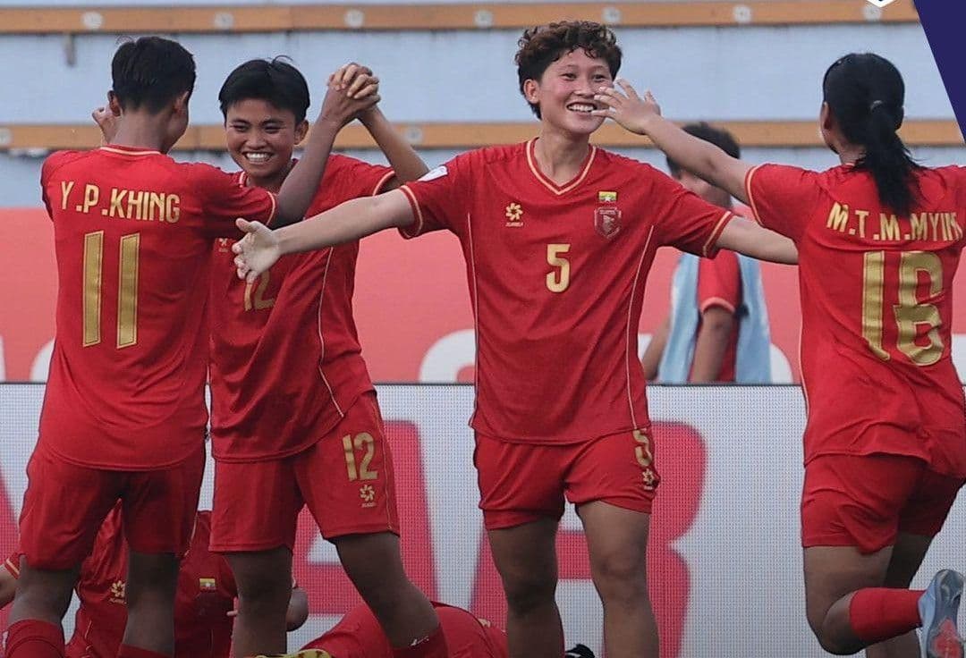 Đội tuyển nữ Myanmar ăn mừng chiến thắng gây sốc trước Australia, minh chứng cho sự thu hẹp trình độ bóng đá nữ khu vực.