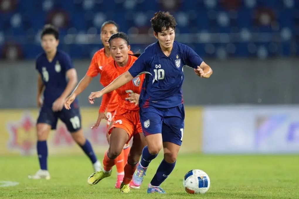 Đội tuyển nữ Thái Lan thi đấu với Indonesia tại ASEAN Cup nữ 2025, thể hiện chiến lược nội binh vàng.