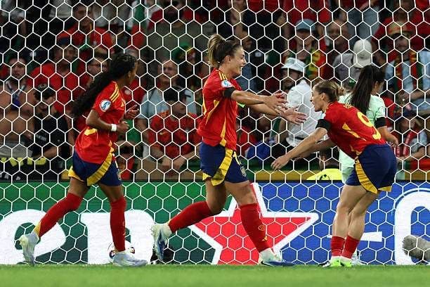 Đội tuyển nữ Tây Ban Nha ăn mừng bàn thắng trong trận đấu áp đảo trước Bồ Đào Nha tại EURO Nữ 2025