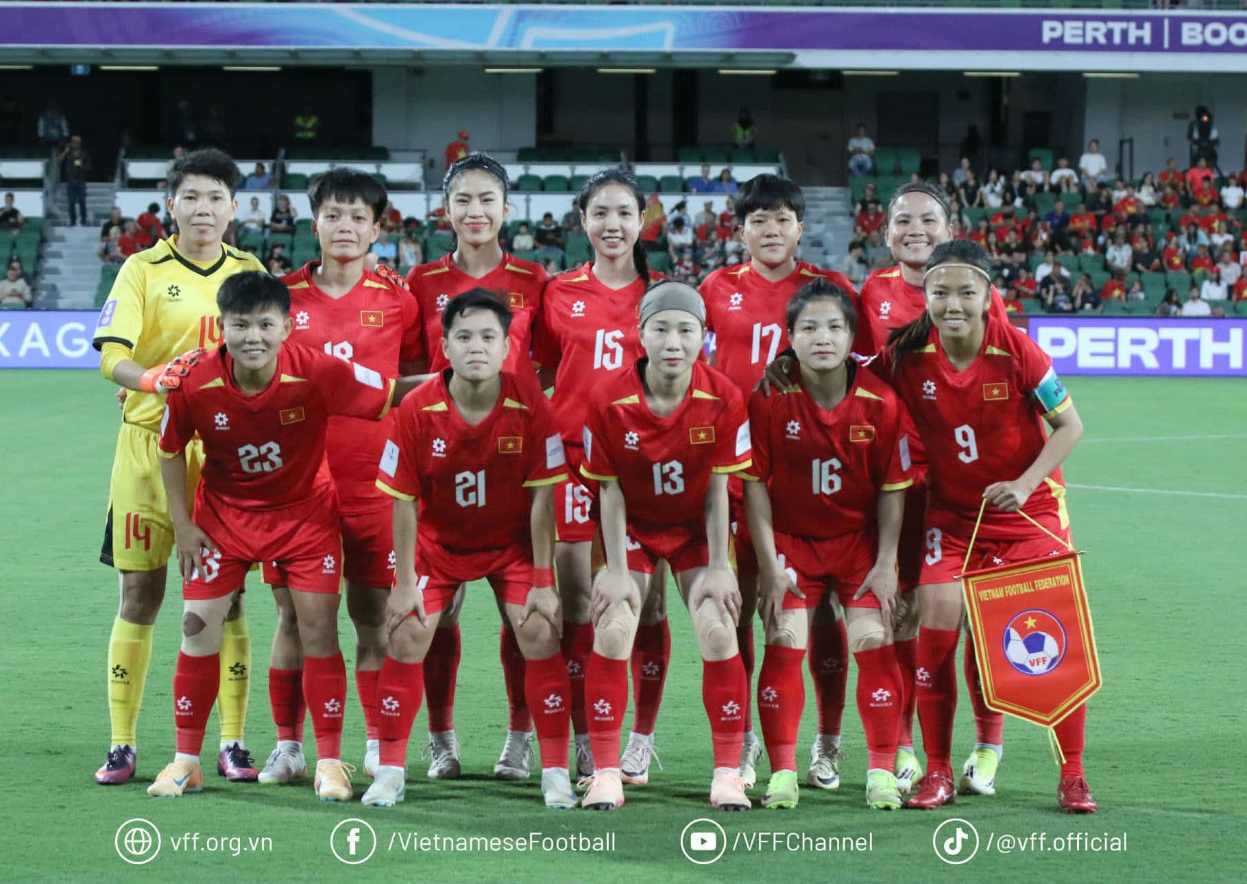 Đội tuyển nữ Việt Nam chụp ảnh tập thể trước trận đấu với Ấn Độ