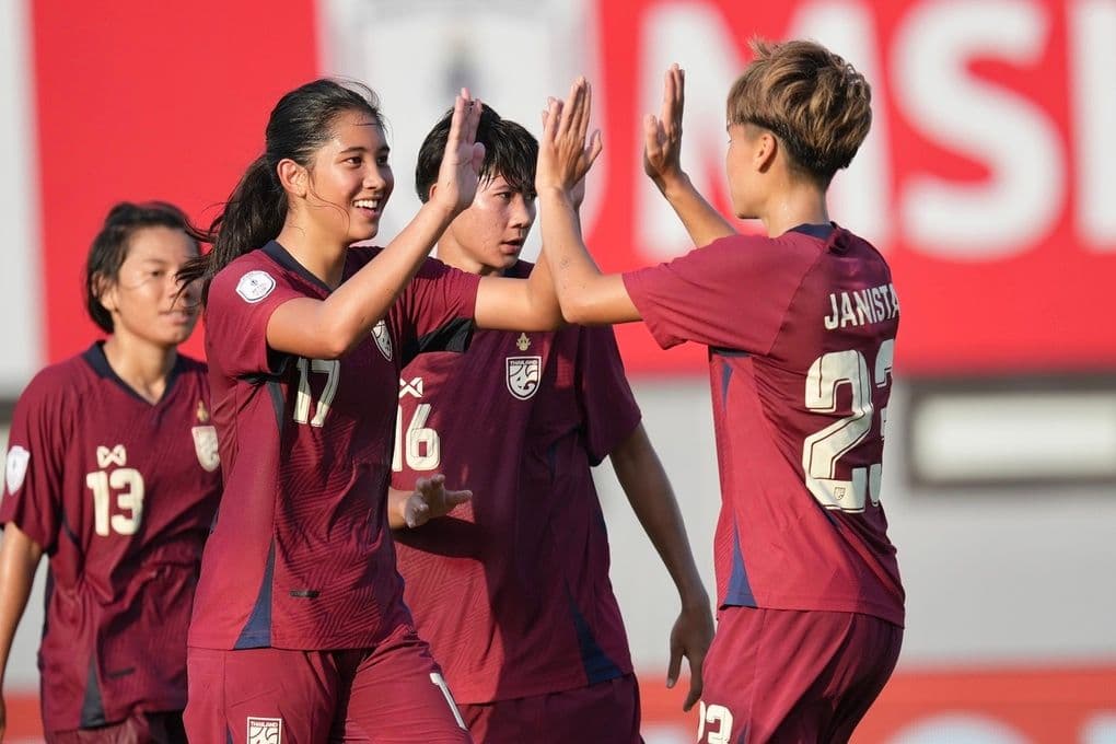 Đội tuyển nữ Việt Nam ăn mừng bàn thắng trong trận đấu với Indonesia.