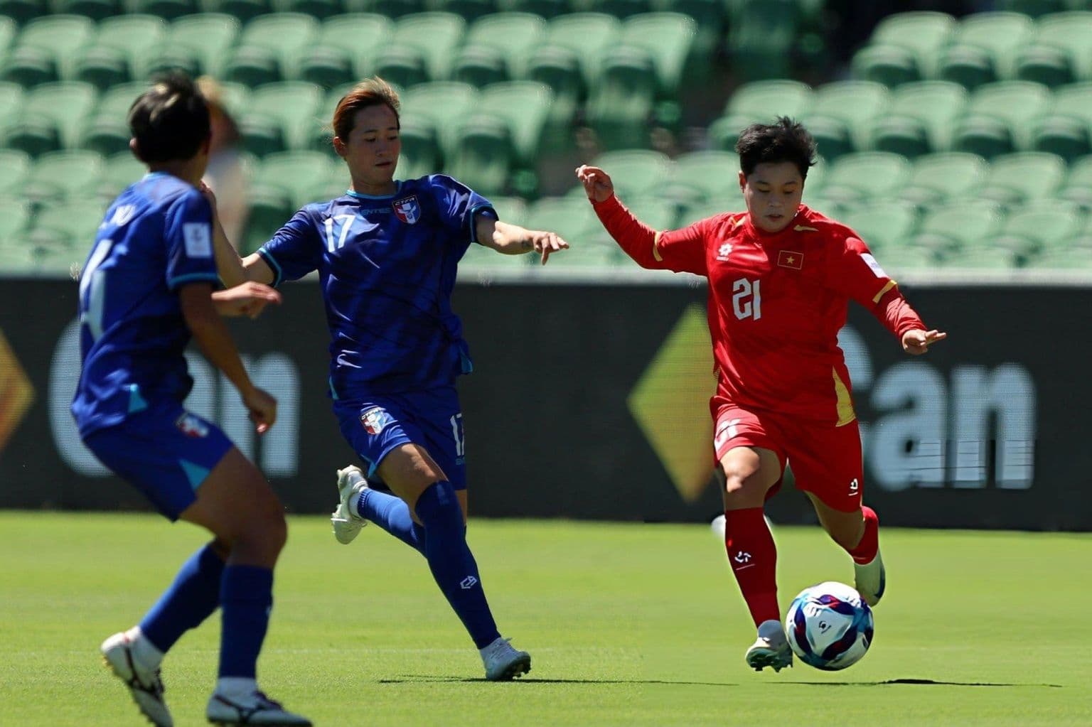 Đội tuyển nữ Việt Nam trong trận đấu căng thẳng tại Asian Cup