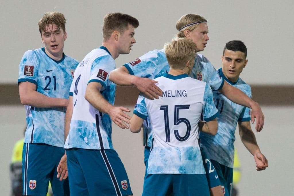 Đội tuyển Na Uy ăn mừng bàn thắng, thể hiện tinh thần tập thể và khả năng ghi bàn.