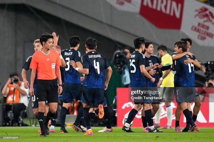 Đội tuyển Nhật Bản ăn mừng chiến thắng vang dội, tạo nên địa chấn bóng đá