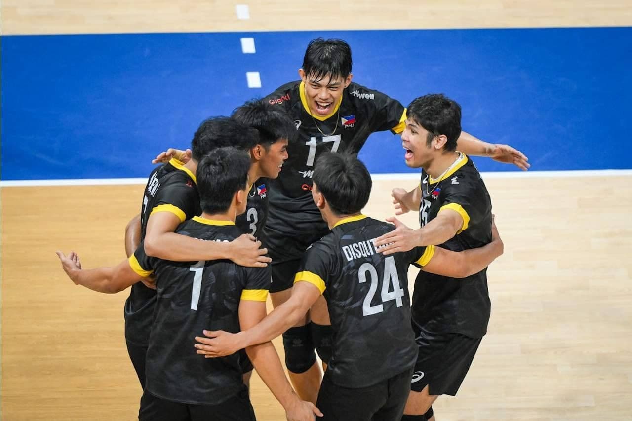 Đội tuyển Philippines ăn mừng chiến thắng, thể hiện sức mạnh tập thể và tinh thần đồng đội gắn kết trên sàn đấu.