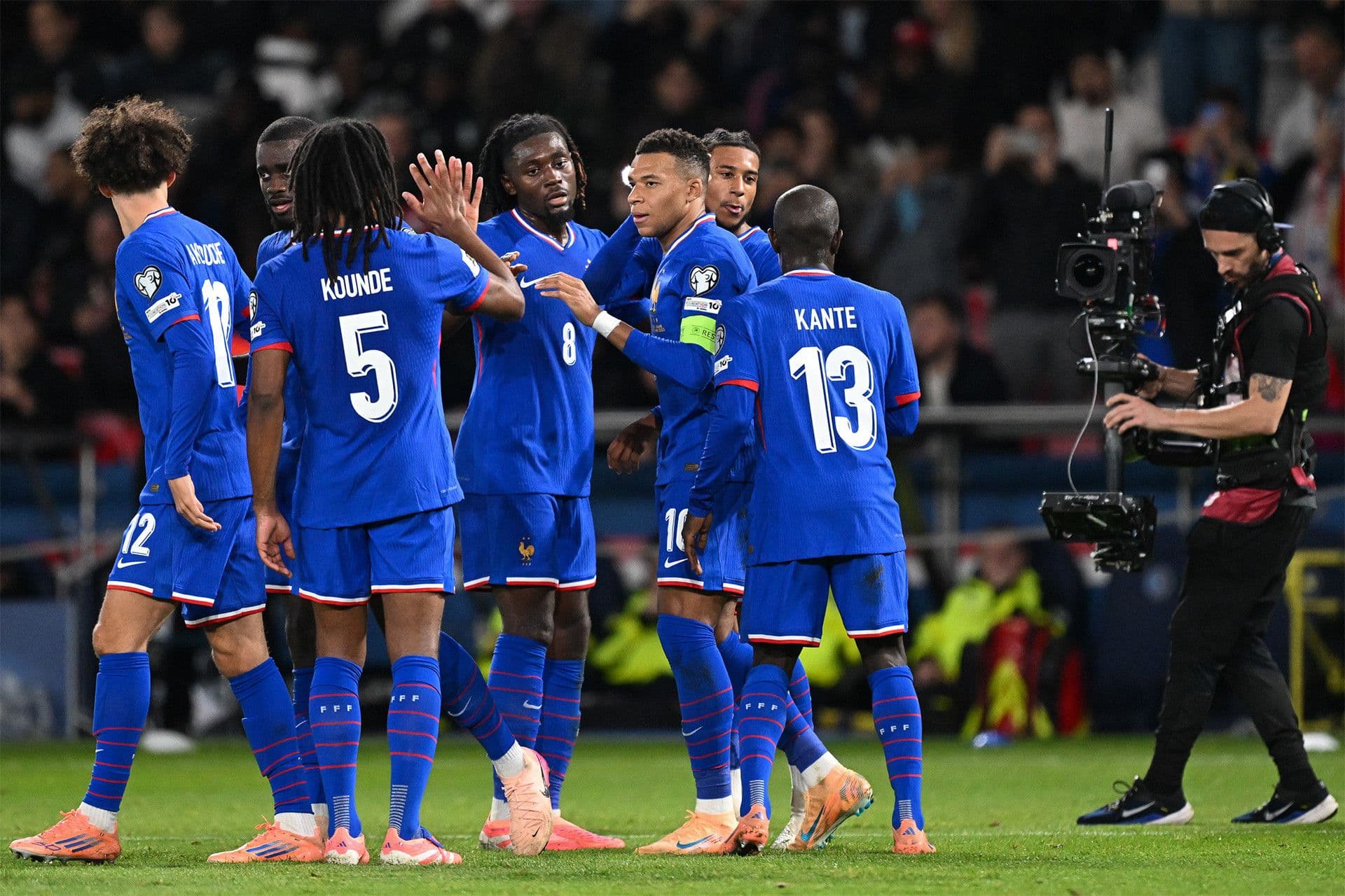 Đội tuyển Pháp trong trang phục thi đấu màu xanh.