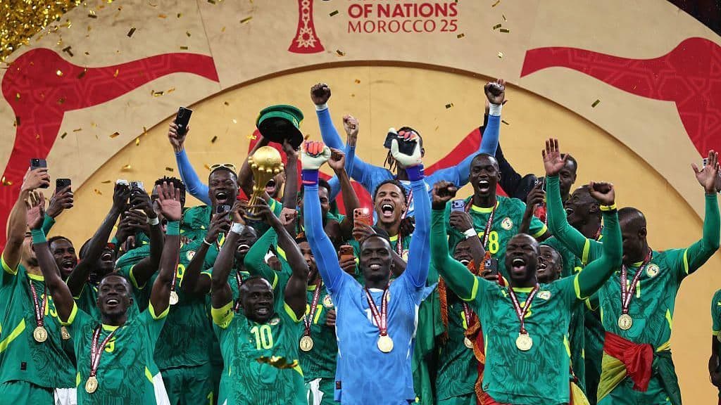 Đội tuyển Senegal ăn mừng với cúp vô địch AFCON sau chiến thắng ban đầu trước Morocco.