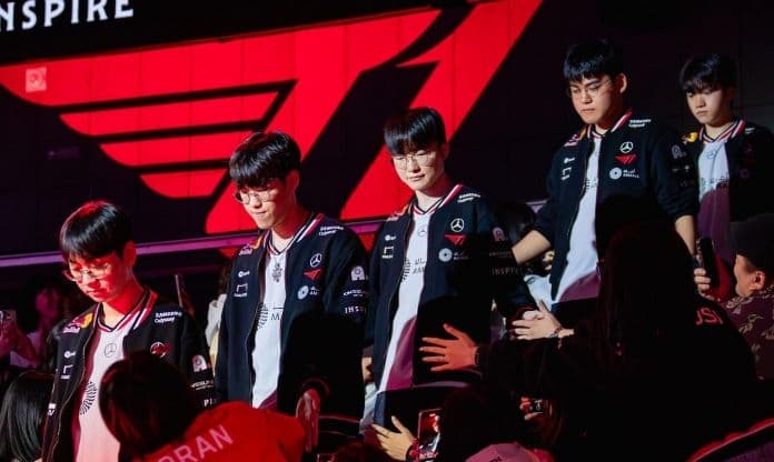 Đội tuyển T1 bước đi với vẻ mặt thất vọng sau trận thua trước HLE, đối mặt với áp lực nội tại.