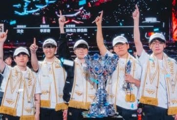 Đội tuyển T1 ăn mừng chiến thắng với cúp vô địch LCK, thể hiện những kịch bản đầy cảm xúc của giải đấu.