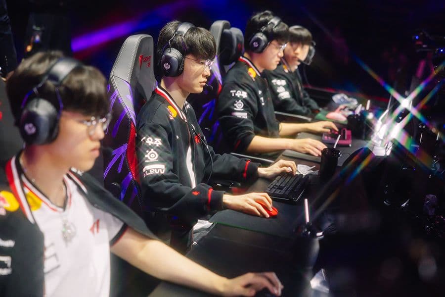 Đội tuyển T1 thi đấu tại giải đấu MSI 2025, thể hiện áp lực và khát vọng chinh phục ngôi vương.