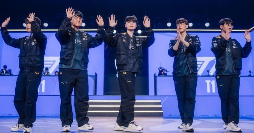 Đội tuyển T1 vẫy chào khán giả tại Chung Kết Thế Giới 2025, đối đầu với AL.