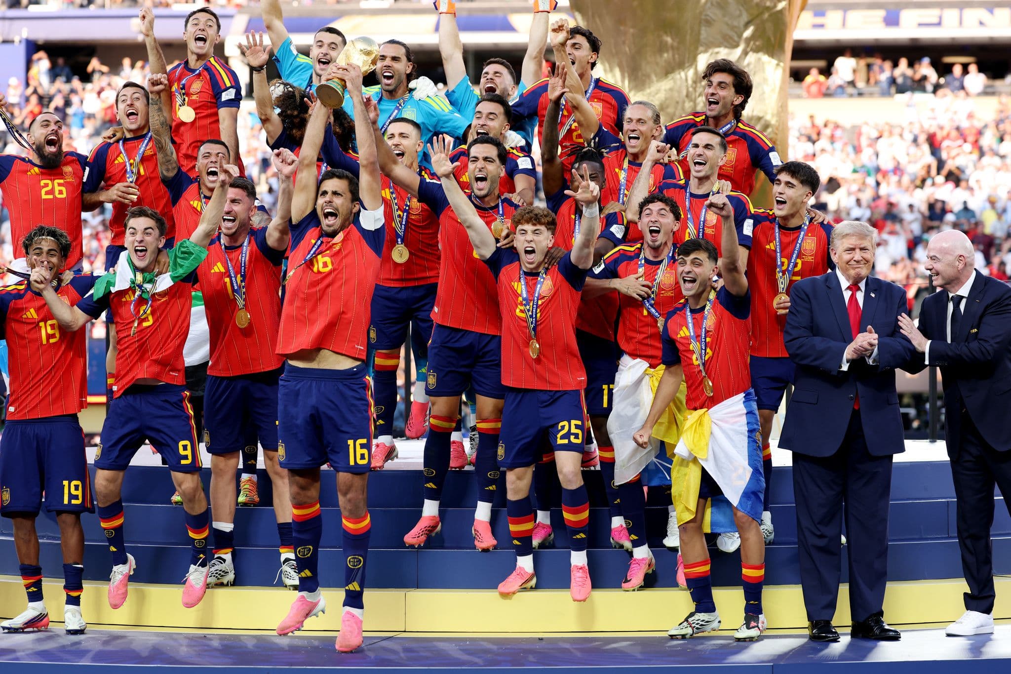 Đội tuyển Tây Ban Nha ăn mừng chức vô địch World Cup 2026 với chiếc cúp vàng.
