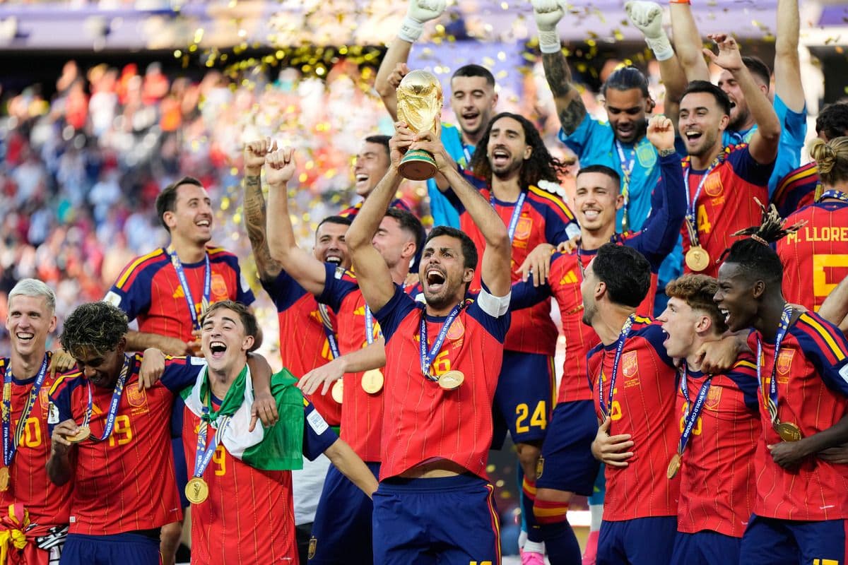 Đội tuyển Tây Ban Nha ăn mừng chức vô địch World Cup 2026 với chiếc cúp vàng sau chiến thắng trước Argentina.