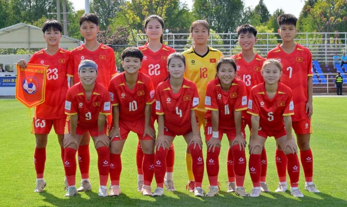 Đội tuyển U17 nữ Việt Nam chụp ảnh tập thể, biểu tượng cho thế hệ tương lai của bóng đá nữ Việt Nam.