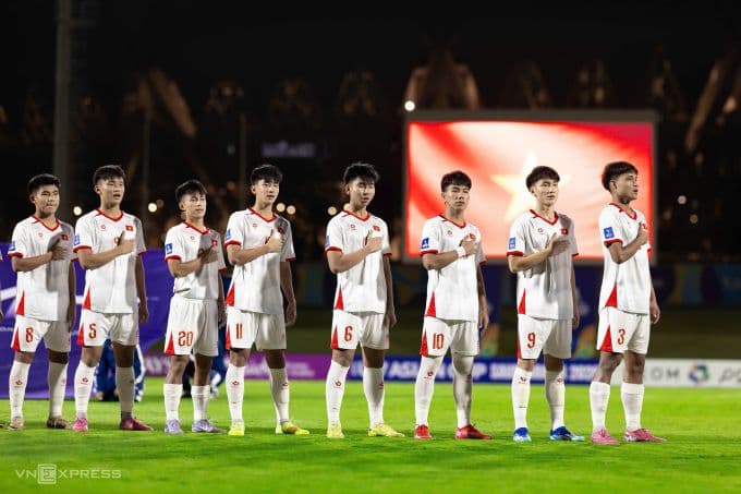 Đội tuyển U17 Việt Nam chào cờ và hát quốc ca trước trận đấu, thể hiện tinh thần sẵn sàng cho VCK U17 World Cup.
