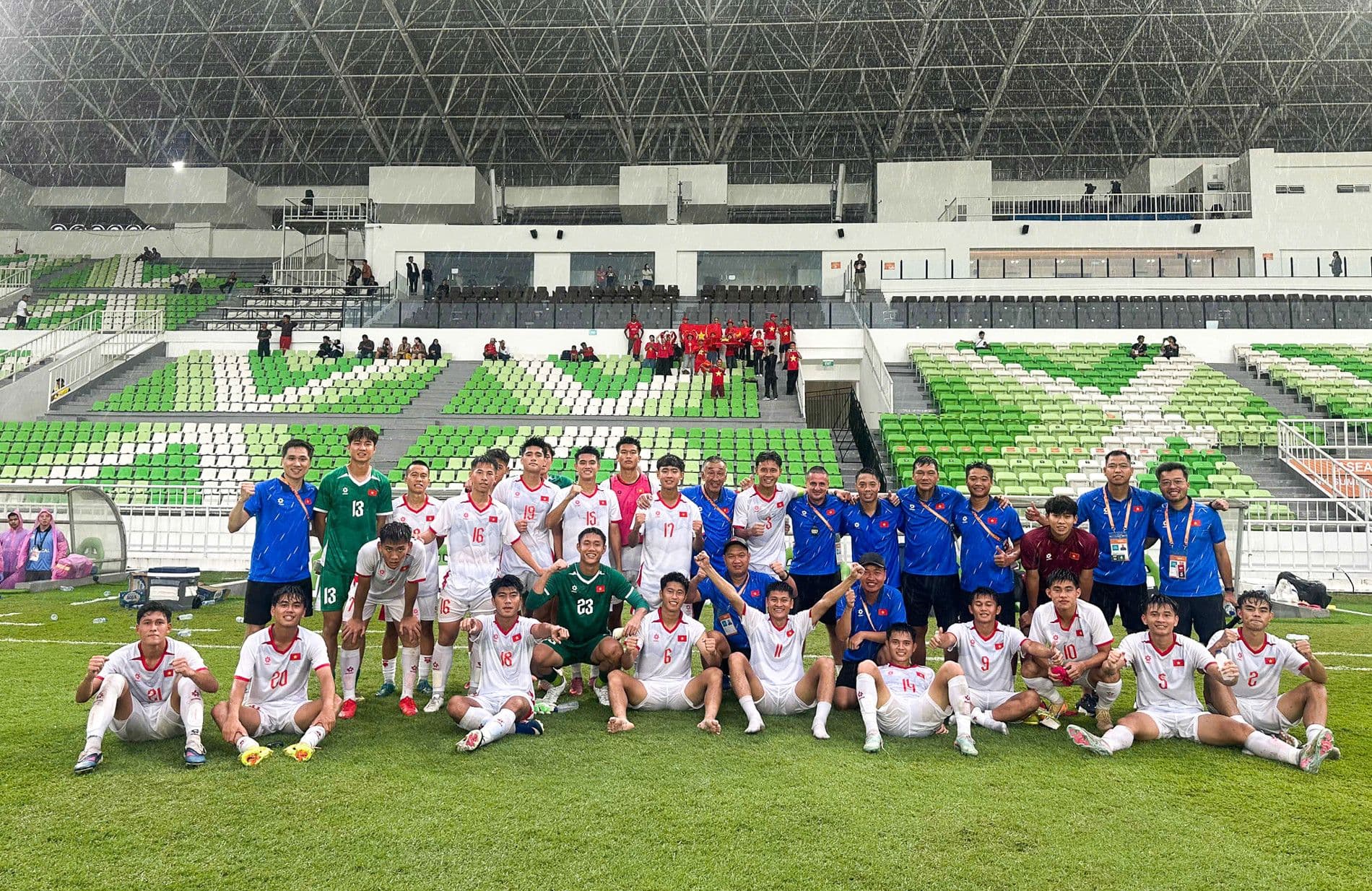 Đội tuyển U19 Việt Nam chụp ảnh tập thể sau trận đấu