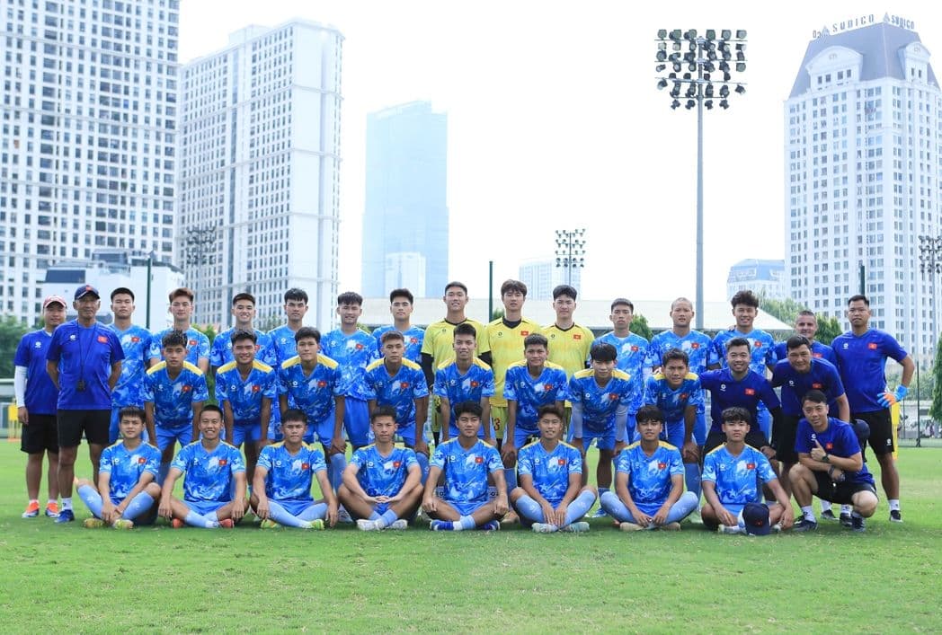 Đội tuyển U19 Việt Nam chụp ảnh tập thể trong chuyến tập huấn chuẩn bị cho giải đấu.