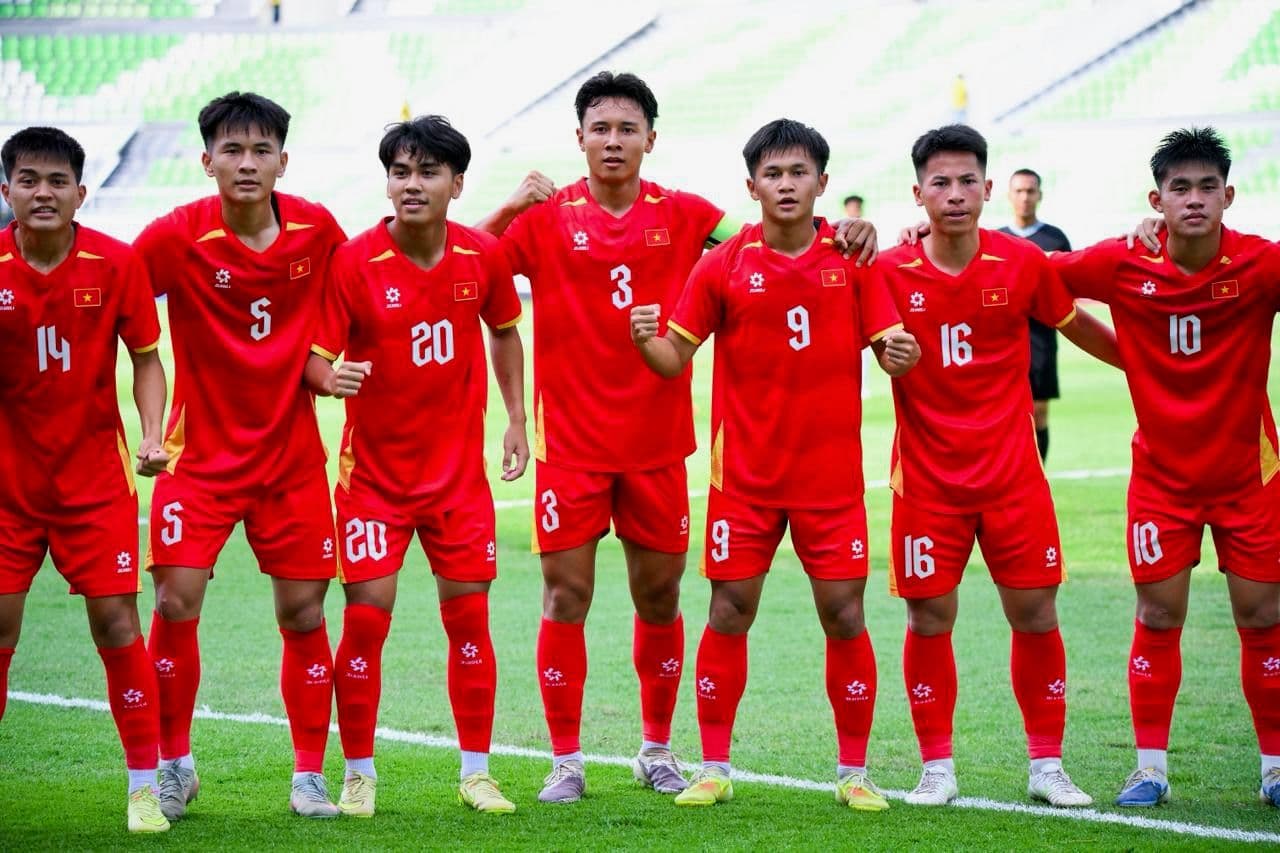 Đội tuyển U19 Việt Nam đứng trên sân cỏ, thể hiện sự đoàn kết và quyết tâm.