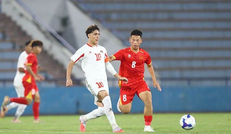 Đội tuyển U20 Việt Nam (áo đỏ) thi đấu với U20 Palestine tại vòng loại U20 Châu Á