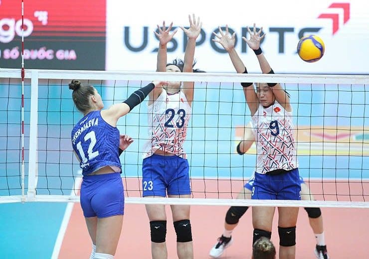 Đội tuyển U21 nữ Việt Nam nỗ lực phòng thủ tại giải bóng chuyền VTV Cup 2025