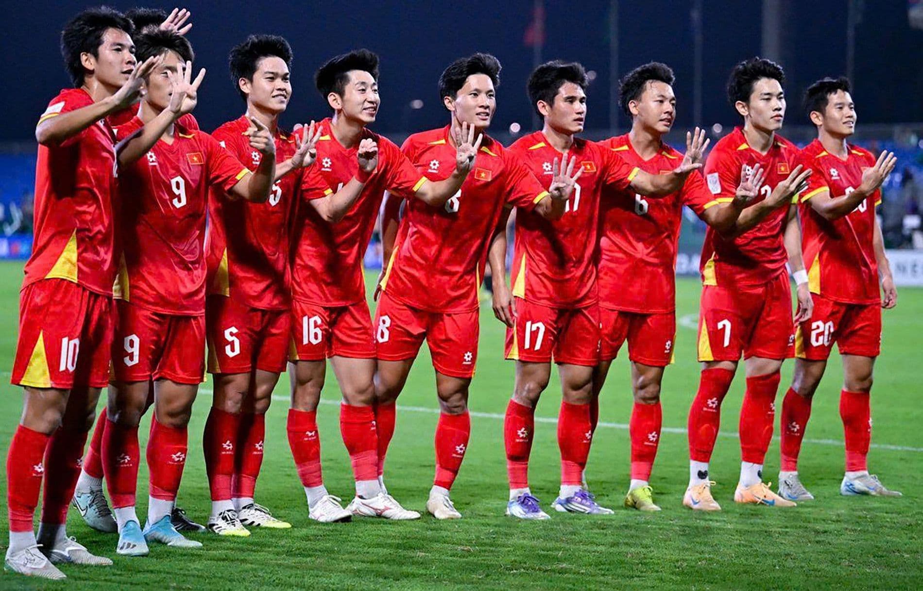 Đội tuyển U23 Việt Nam chào khán giả sau chiến thắng lịch sử trước U23 Hàn Quốc.