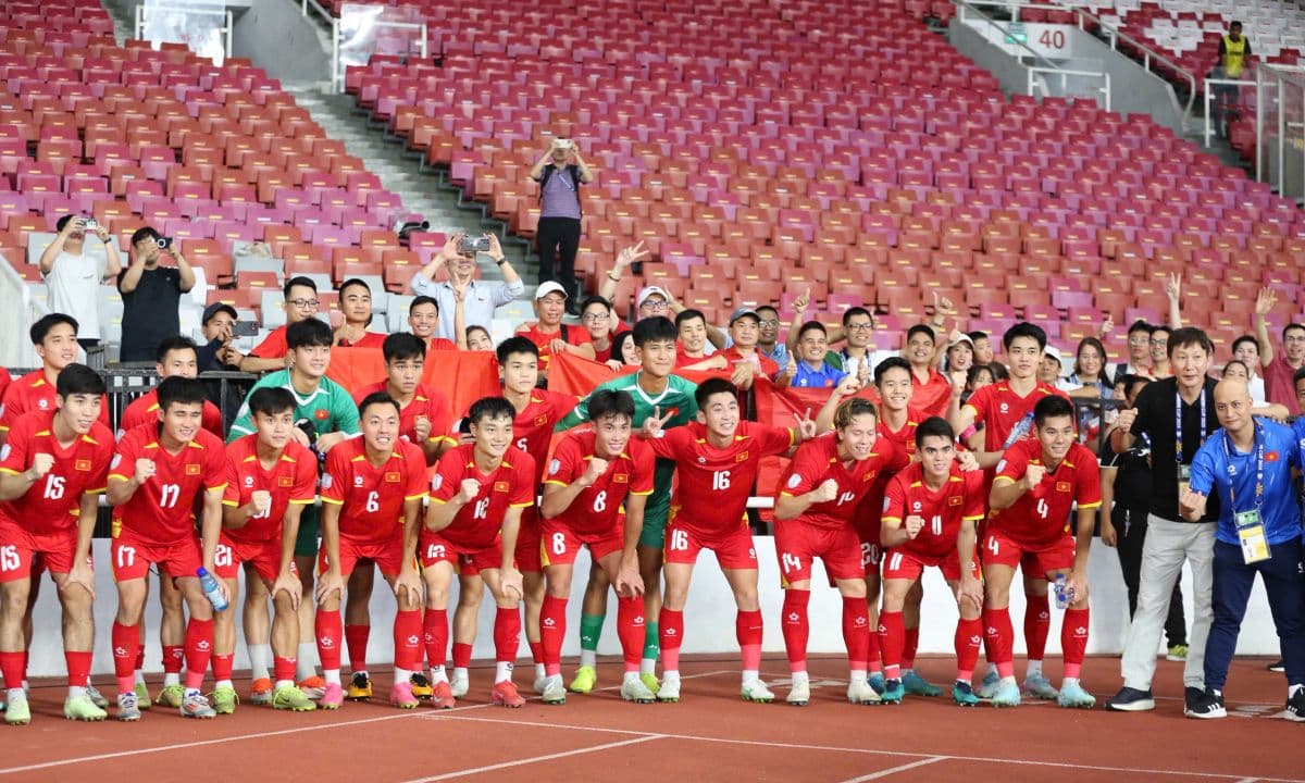 Đội tuyển U23 Việt Nam chụp ảnh tập thể trên sân vận động lớn, thể hiện bản lĩnh.