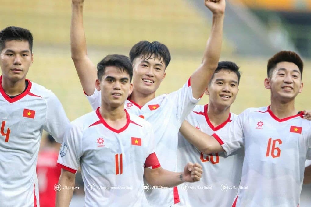 Đội tuyển U23 Việt Nam ăn mừng chiến thắng sau trận mở màn ấn tượng