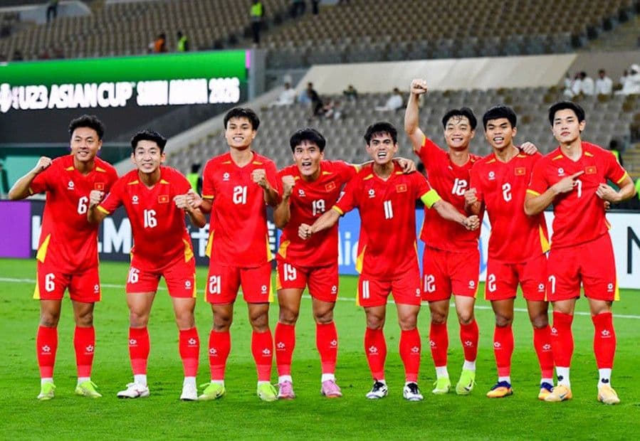 Đội tuyển U23 Việt Nam đứng cùng nhau, thể hiện tinh thần đoàn kết và hy vọng vào tương lai
