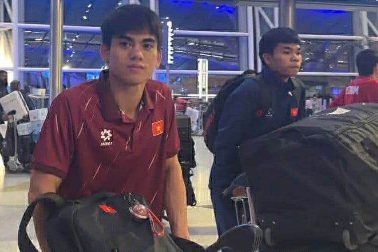 Đội tuyển U23 Việt Nam tại sân bay, sẵn sàng cho những thách thức và kế hoạch dài hạn đến Olympic 2028.